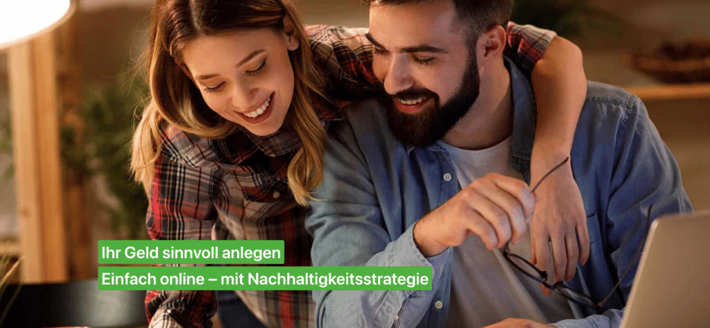 Ein Paar schaut auf einen Laptop und betrachtet Finanzen
